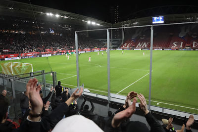 Achter de club. Altijd en overal. © De Brouwer