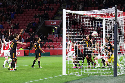De corner van Spitse vliegt via een Romeins hoofd binnen: 2-1! © De Brouwer