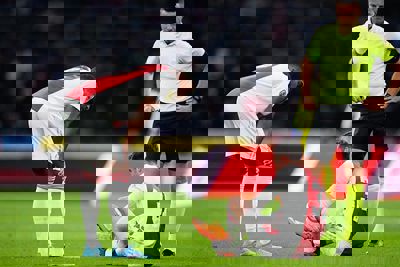 Ai, sta je een keer in de basis, moet je eraf met een vleeswond... © Pro Shots