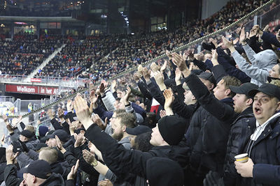 De defensie van Ajax geeft niks weg tegen AZ, zien zij ook. © De Brouwer