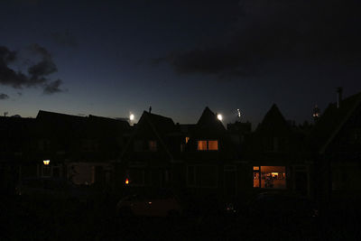 Het bleef nog lang gezellig in Volendam. © De Brouwer