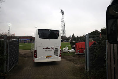 Via de achterdeur naar binnen en parkeren. © De Brouwer