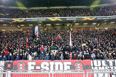 De tribunes zitten al vroeg vol. Want als het magisch wordt, wil je het opzuigen. © De Brouwer