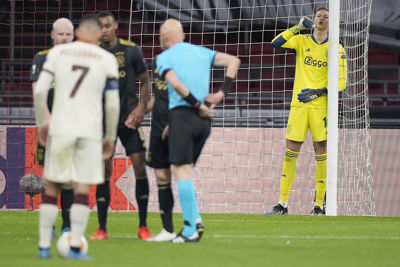 Scherpen staat noodgedwongen op doel, maar laat al direct brullend weten er te zijn. © Pro Shots
