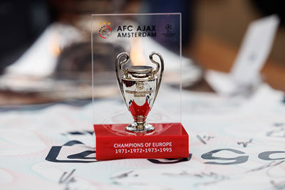 De winnaars van de quiz krijgen een miniatuurcup. © Pro Shots