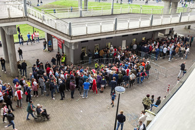 En dat levert weer lange rijen op bij de stadionkassa. Meh, niet leuk. © Björn Martens