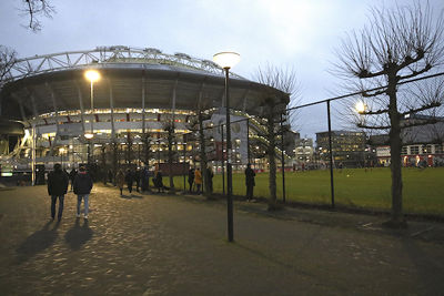 De avond valt over de Arena richting de kwartfinale tussen Ajax en Vitesse. © De Brouwer