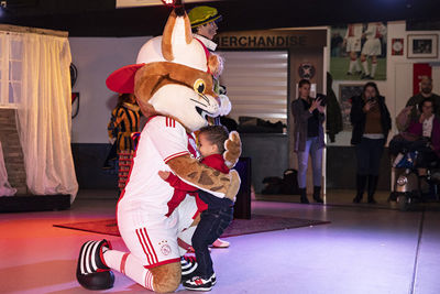 Een knuffel van Lucky is altijd fijn! © Pro Shots