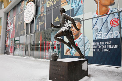 En daar hebben we Cruijff in winterse omstandigheden! © De Brouwer