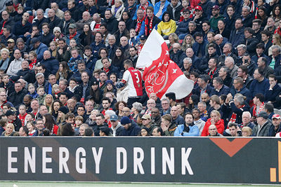 Een thuiswedstrijd is niet compleet zonder actie van vlagrenner Gerard! © De Brouwer