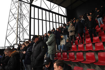 Plekje zoeken en hopen op een goed Ajax. © De Brouwer