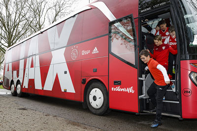 Even een kijkje nemen in de spelersbus van Ajax. © Pro Shots