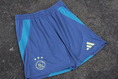 Het broekje is effen, met blauwe banen aan de zijkant. © SV Ajax