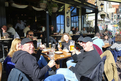 Volle terrassen met Ajacieden! © De Brouwer