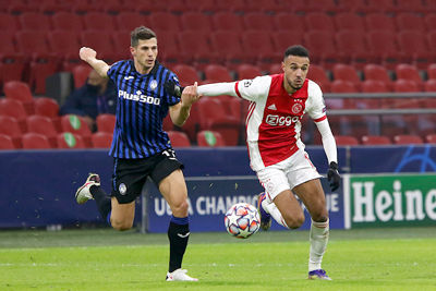 Ajax probeert het wel, maar Atalanta bepaalt waar wordt gedribbeld. © De Brouwer