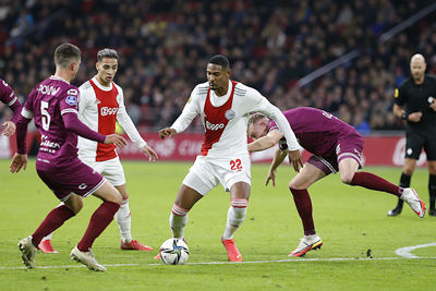 Go Ahead doet er werkelijk alles aan om Ajax van een overwinning af te houden. © De Brouwer