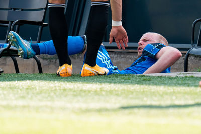 Klaassen wordt met een soort judoworp in de dug-out gegooid. Als blikken konden doden… © Pro Shots