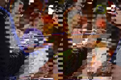 Daar hoort natuurlijk een borrelhapje bij. © Pro Shots