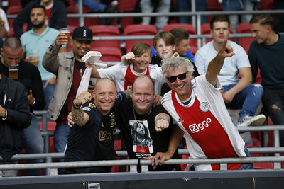 Jonge en oudere Ajacieden vinden elkaar op de tribune. © De Brouwer