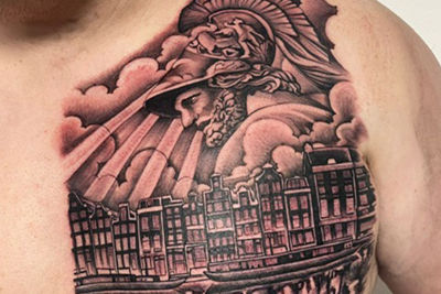 De Griekse God waakt over de Amsterdamse grachten. © Sven Schaap