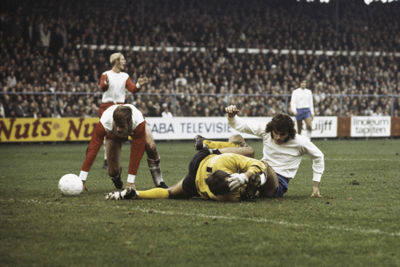 Een botsing met Hulshoff, voor niemand fijn. © SV Ajax / Guus de Jong