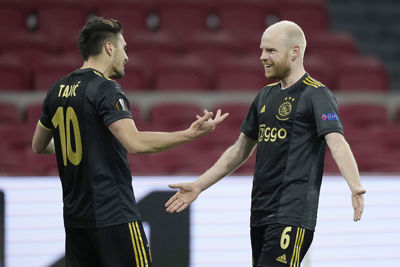 De bedankjes gaan naar Tadic, die maar weer eens een assist aflevert. © Pro Shots