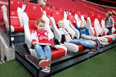 Even de stoeltjes van Hato en Bergwijn testen. © Pro Shots