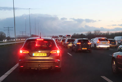 Pfoe, het is druk op de weg naar Waalwijk... © De Brouwer