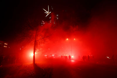 Vuurwerk, fakkels, knallen... Alles! © De Brouwer