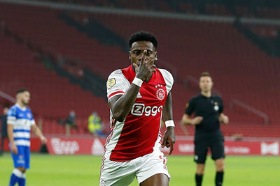 Of moeten we stellen dat het masker van Promes zondag is afgegaan? Lastig, lastig. © De Brouwer