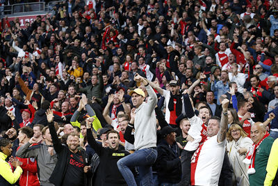 Gekkenhuis op de tribune! © De Brouwer