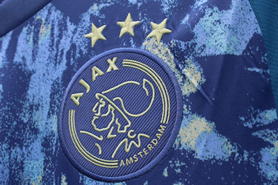 Het Ajaxlogo heeft een opvallende gele kleur. © SV Ajax
