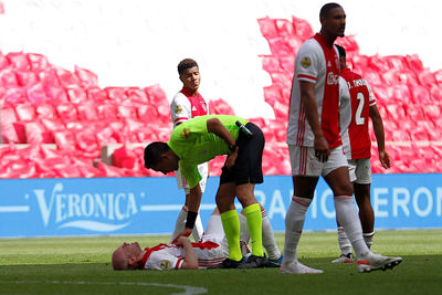 Klaassen valt geblesseerd uit, maar de schade lijkt mee te vallen. © De Brouwer