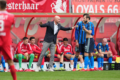 Ten Hag probeert zijn slapende Ajacieden wakker te schudden. © Pro Shots
