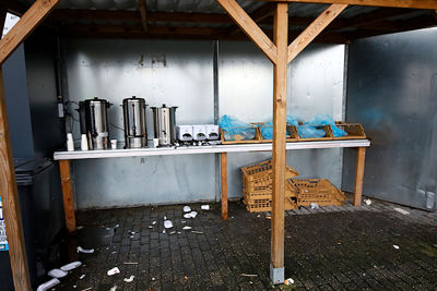 Lege kratten vertellen over de smakelijke ontvangst. Dikke prima, zoals altijd! © De Brouwer