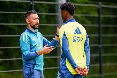 Farioli sprak na de training uitvoerig met Hato. © Pro Shots