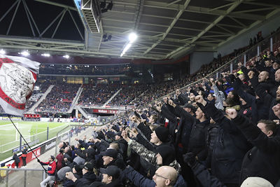 Het uitvak overstemt de supporters van AZ vrijwel de hele wedstrijd. © De Brouwer
