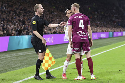 Ajax speelt zonder gif. Tenminste, zonder het ‘goede’ gif. © De Brouwer