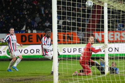 De klap tegen de paal doet ons denken aan Tadic in Dortmund. © Pro Shots