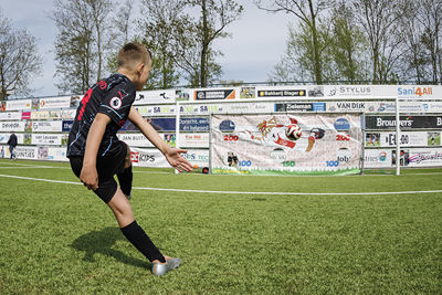 Die bal gaat zo richting kruising. © Pro Shots