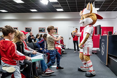 Lucky zorgt voor vermaak tijdens het wachten. © Pro Shots