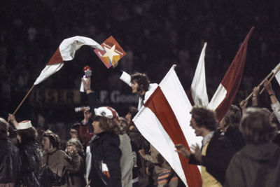 Weer feestend met Ajaxfans, nu in de Kuip, en een niet te verklaren LP... © SV Ajax / Guus de Jong