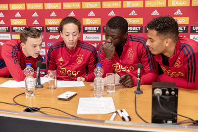 Spelers vergaderen over de leukste vraag. © Pro Shots