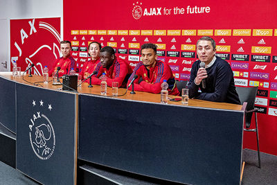De spelers zitten klaar voor een waar vragenvuur! © Pro Shots