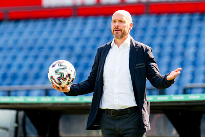 Ten Hag vraagt zich af waarom Malacia niet wordt bestraft met twee keer geel. Nog even geduld, Erik! © Pro Shots