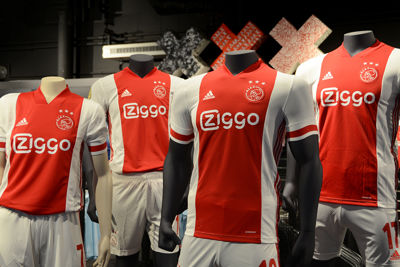 De schappen hangen weer vol met hagelnieuwe wedstrijdtenues! © Ajax Life