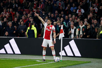Tadic wijst waar de bal ongeveer gaat komen. © De Brouwer