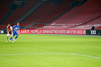 Er staan aanmoedigingen van supporters op de boarding, prima! © De Brouwer