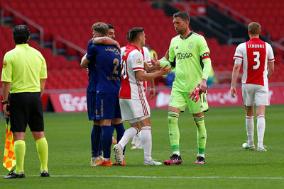 Opvallend: de band bleef ook na de invalbeurt van Tadic om de arm van Steek. © De Brouwer