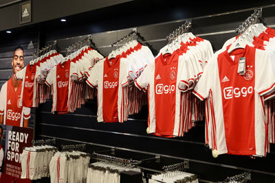 Hoeveel van deze nieuwe thuisshirtjes zijn er donderdag al verkocht? © Ajax Life